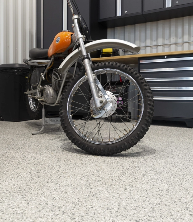 Garage epoxy floor with flakes